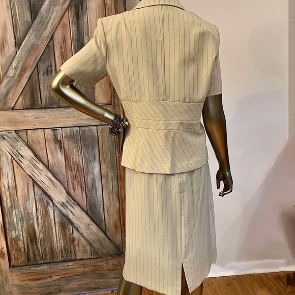 Short Sleeved Tan Pinstripe Skirt Suit Size 6 - Picture 8 of 10